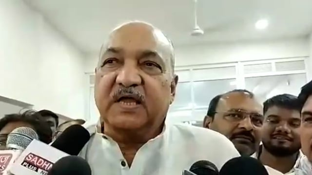 बेमेतरा जिले के सभी अधिकारियों के साथ कृषि मंत्री रविन्द्र चौबे ने लिए बैठक, लापरवाही बरतने वालों के खिलाफ कार्रवाई.