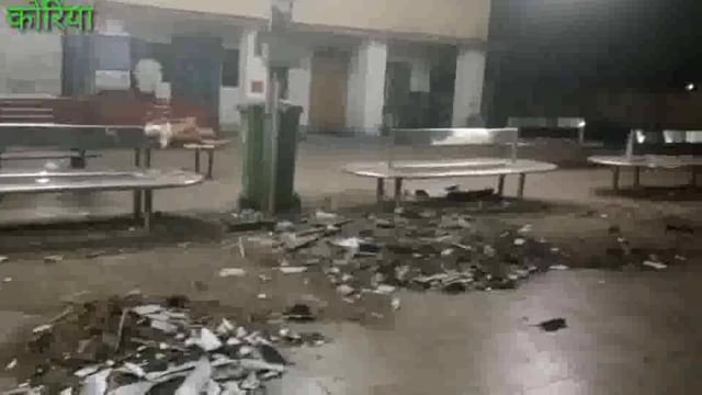 बैकुंठपुर रोड रेलवे स्टेशन में हो रहा मरम्मत कार्य यात्रियों की सुविधा को देखते हुए