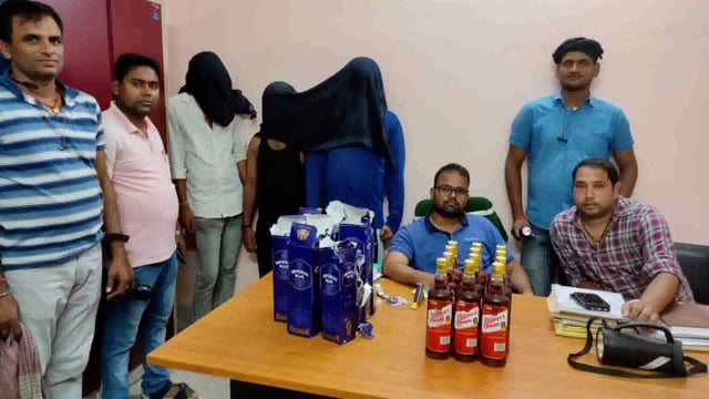 लखीसराय उत्पाद विभाग की टीम ने मिथिला एक्सप्रेस ट्रेन से 3 लोगों को 16 लीटर 500 ग्राम विदेशी शराब के साथ किया गिरफ्तार