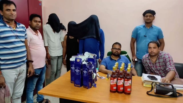 लखीसराय उत्पाद विभाग की टीम ने मिथिला एक्सप्रेस ट्रेन से 3 लोगों को 16 लीटर 500 ग्राम विदेशी शराब के साथ किया गिरफ्तार