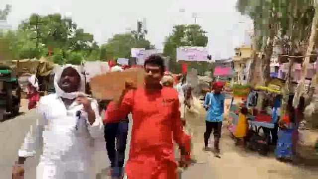 महागठबंधन के नेताओं ने मखदुमपुर बाजार में निकाला अस्थि जुलूस नगर पंचायत के खिलाफ जमकर किया नारेबाजी