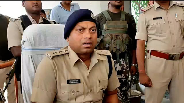 शराब कारोबारी नाबालिक बच्चे से करा रहा था शराब की होम डिलीवरी 