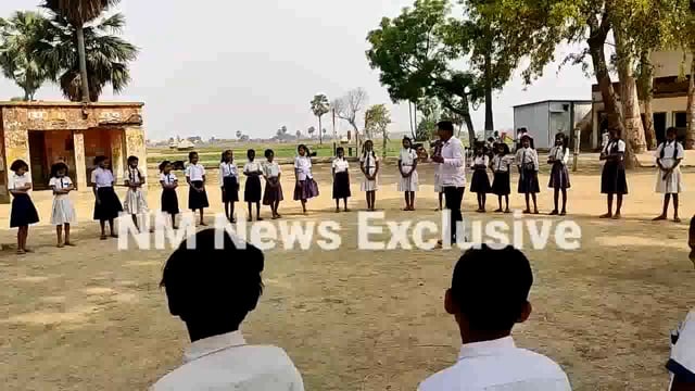 सरकारी स्कूल में पढ़ाने वाले शिक्षक का बच्चों को पढ़ाने का अनोखा अंदाज, वीडियो हो रहा है वायरल