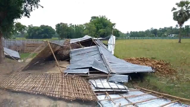 हसनगंज प्रखंड क्षेत्र में देर रात्रि आई तेज आंधी से कई टीन के घरों को उड़ाया, आंधी ने मचाया तांडव
