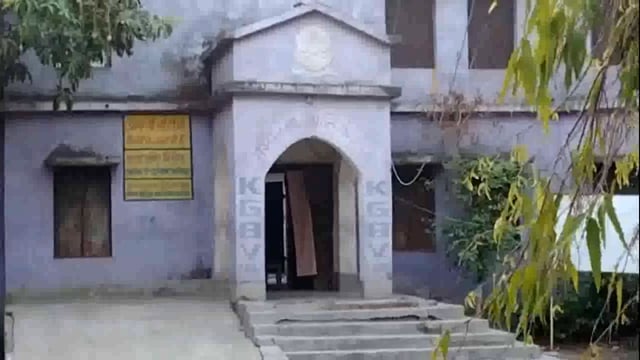 रहुई प्रखंड के खिरौना केजीबीवी भवन स्थानांतरण को लेकर स्थल निरीक्षण को पहुंचे वरीय अधिकारी।

