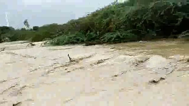 जत पूर्व भागात जोरदार पाऊस वळसंग रस्त्यावर धो धो पाणी