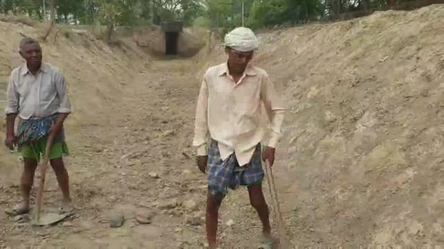 ग्राम प्रधान शारदा देवी की उपस्थिति में नहर की सफाई