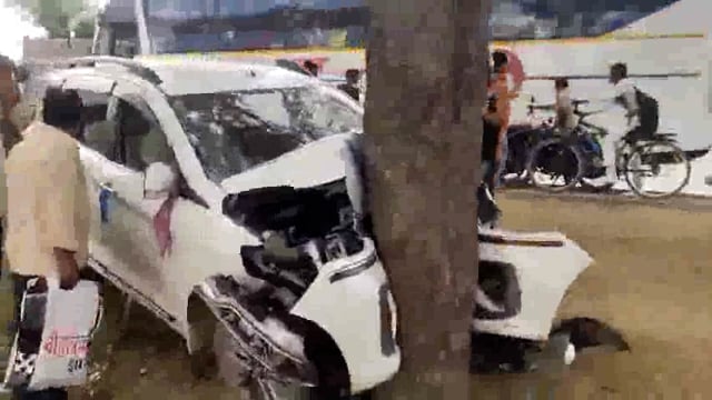 सागरपुर मोड़ के समीप अनियंत्रित होकर पेड़ से टकराया बारात गाड़ी एक की मौत 4 घायल