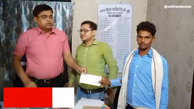 Prakhand Vikas padadhikari ke dwara 20000 ki check Di ja rahi hai Prakhand Vikas pradhikari Nilesh Kumar ne bataya ki