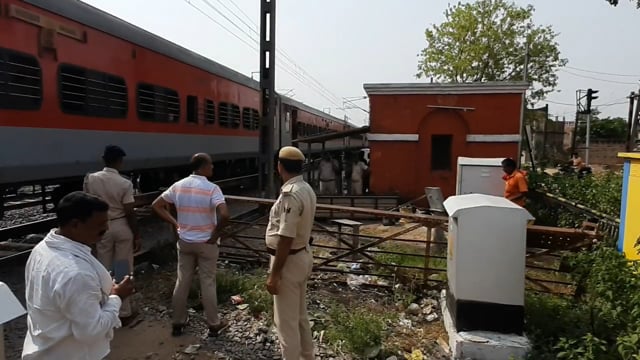 चानन  : मननपुर स्टेशन के गेटमेन रंजीत यादव अपहरण के 12 घंटे में हुआ रिहा।