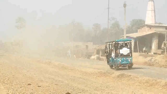 सिमरी बख्तियारपुर सोनबरसा राज एनएच 107 पर दिन भर बड़े वाहनों की आवाजाही से सड़को पर उड़ती है धुले, आम लोग परेशान