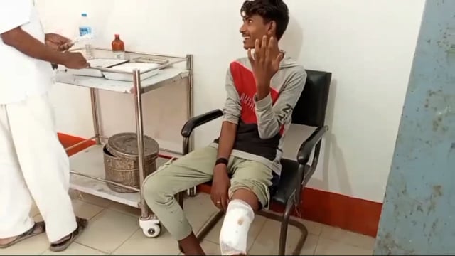 बलूआ गांव में तीखे मोड़ पर बाइक पलटने से चालक सहित दो जख्मी रेफरल अस्पताल में हुआ इलाज