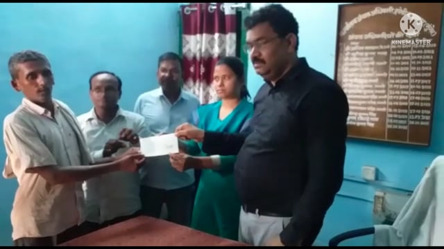 आंधी तूफान में मारे गए लोगों के परिजनों को मिला अनुदान राशि  अंचल पदाधिकारी संतोष कुमार ने दिया चार चार लाख रुपए का चेक
