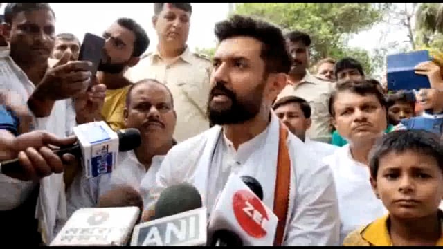 जमुई सांसद चिराग पासवान हरनौत के निमाकोल पहुंचकर मील वायरल बॉय सोनू से