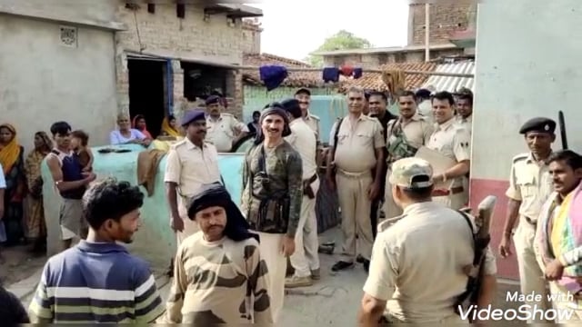 प्रदीप सिंह हत्याकांड में पुलिस ने फरार अभियुक्त के घर ढोल नगाड़ों के साथ चिपकाया इश्तेहार