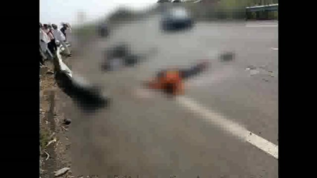 दिघंची महूद रस्त्यावर अज्ञात वाहनाच्या धडकेने मोटरसायकल वरील एक जण जागीच ठार तर एक जण गंभीर
