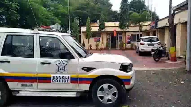 नेलकरंजी येथे रस्त्या मध्ये लावलेल्या झेंड्या वरून वाद ॲट्रॉसिटीचा गुन्हा दाखल

