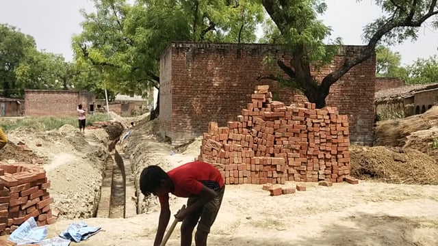 प्रतापगढ़ जिले के बिहार ब्लॉक के छेवगा ग्राम सभा में खड़ंजे से बनाया जा रहा नाला खंड विकास अधिकारी हुई मौन