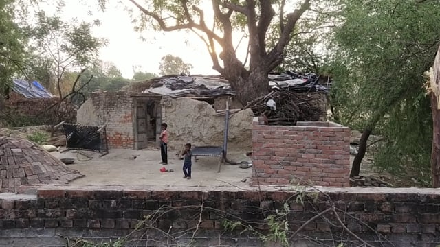 देश के प्रधानमंत्री और उत्तर प्रदेश के मुख्यमंत्री के हर गरीब को छत का सपना नहीं हो रहा साकार दावे हो रहे हवा हवाई