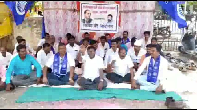 आटपाडी तालुक्‍यात बेकायदेशीर मटका बंद करावा यासाठी पोलीस ठाण्यासमोर आरपीआयचे आंदोलन सुरू

