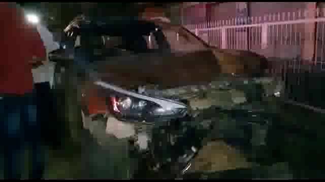 देगलूर रोडवर कार झाडावर आदळली,कारचे मोठे नुकसान