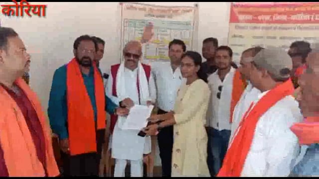 चल का धान खरीदी केंद्र में एक दिवसीय धरने पर बैठे पूर्व श्रम मंत्री भैया लाल राजवाड़े