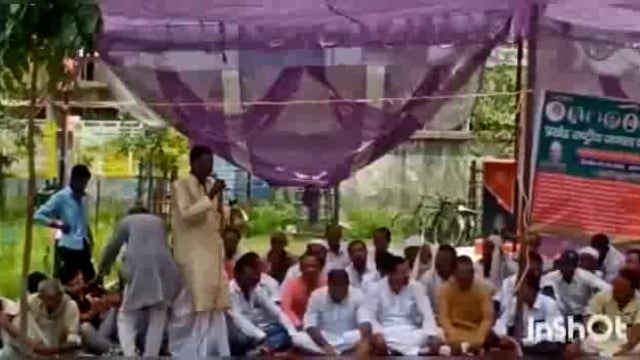 सुगौली के नदी में बांध नही बांधने,आंगनबाड़ी,इंदिरा आवास,नल-जल सहित अन्य गड़बड़ी के विरोध में राजद ने दिया धरना।