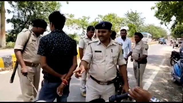 भागन बिगहा ओपी थानाध्यक्ष ने खुद चलाया थाना गेट के समीप सघन वाहन जांच अभियान।