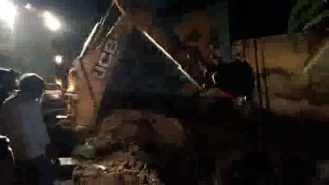 डुमरा  के विभिन्न चौक चौराहों पर आगामी मानसून को देखते हुए नगर निगम के कर्मी कर रहा है सफाई का काम