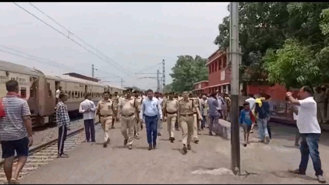 लखीसराय जिले के बड़हिया रेलवे स्टेशन पर प्रदर्शनकारियों के द्वारा 33 घंटे के बाद रेलपरिचालन हुआ चालू बनी सहमति 