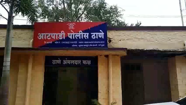 नेलकरंजी मध्ये घरात घुसून खंडणी ची मागणी व धमकी दिल्याचा गुन्हा आटपाडी पोलीस ठाण्यामध्ये नोंद झाला आहे