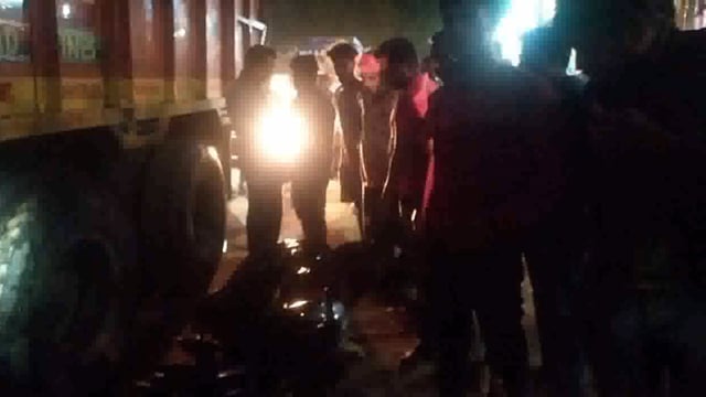 पत्थलगांव के अम्बिकापुर मार्ग में ट्रक के चपेट में आने से बाल बाल बचे बाइक सवार युवक, बड़ा हादसा टला