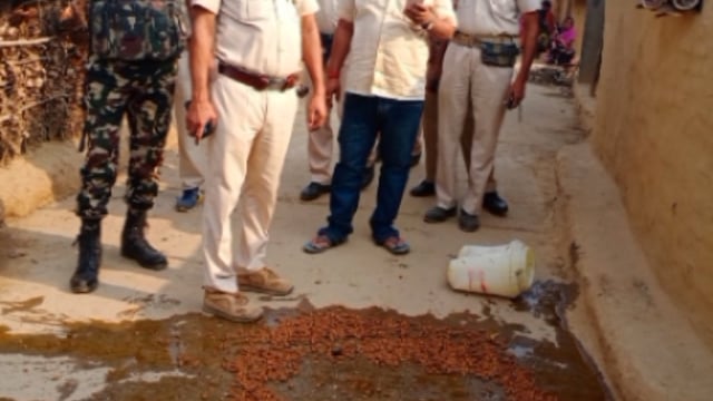 शराब कारोबारियों के खिलाफ छापेमारी कर अर्द्धनिर्मित देसी शराब को किया नष्ट