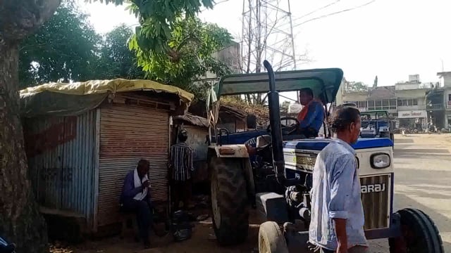 नपं पत्थलगांव के द्वारा सड़क के किनारे से हटाया गया अतिक्रमण