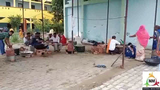 लखीमपुर खीरी : पलिया के निघासन रोड स्थित हनुमान मंदिर पर हुआ विशाल भंडारा