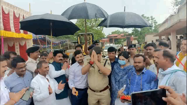 डीएम और एसपी ने नारियल फोड़कर एवं फीता काटकर कांवरिया पथ निर्माण  कार्य का किया शुभारंभ