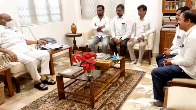 मुंबई येथे सिल्व्हर ओक निवासस्थानी शरद पवार यांची उदगीर पंचायत समितीचे सभापती प्रा,शिवाजी मुळे यांनी घेतली भेट