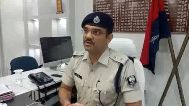 चार कुख्यात अपराधी गिरफ्तार एसपी ने समाहरणालय स्थित अपने कार्यालय कक्ष में प्रेस वार्ता के दौरान दी जानकारी