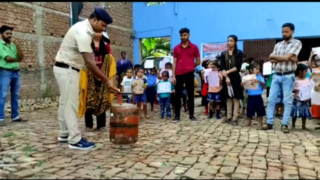 लखीसराय जिले के ओपन माइंड एकेडमी में अग्निशमन कर्मचारियों के द्वारा स्कूली बच्चों को किया गया जागरूक