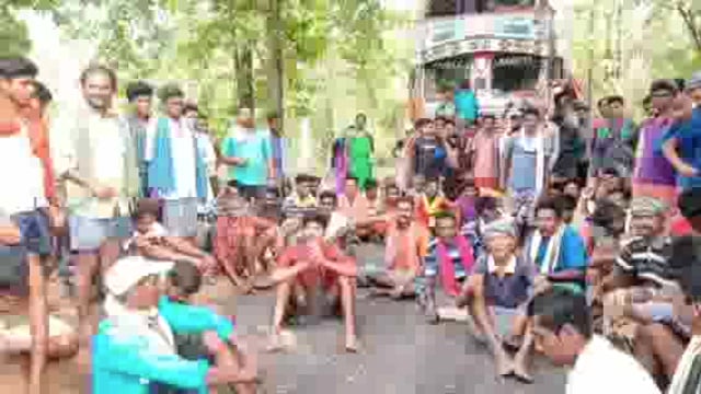 मजदूरी नहीं मिलने से नाराज ग्रामीणों ने बांस गाड़ी को रोक दिया।