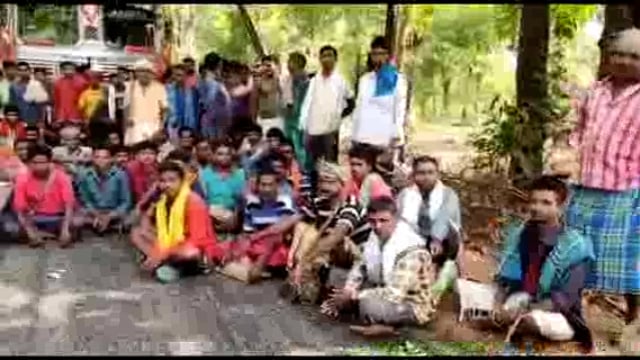 मजदूरी नहीं मिलने से नाराज ग्रामीणों ने बांस गाड़ी को रोक दिया।