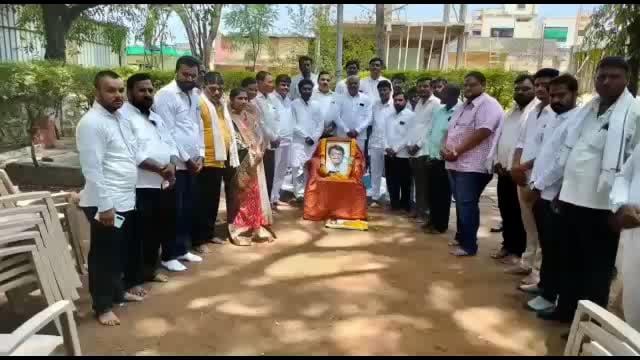 कृषी उत्पन्न बाजार समिती येथे माजी मुख्यमंत्री विलासराव देशमुख यांची जयंती साजरी