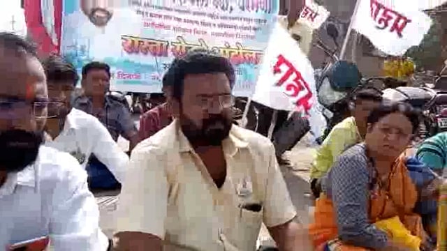 धाररोड येथील रस्त्याच्या मध्यभागी असलेले विद्युतखांब काढण्याच्या मागणीसाठी रास्तारोको आंदोलन प्रहारचे जिल्हाध्यक्ष बोधने