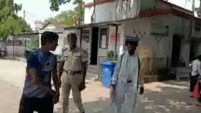 मदनपुर के सलैया में शराब के नशे में टल्ली मिले विकास मित्र,देव के बीडीओ ने  पकड़ा,भेजा जेल