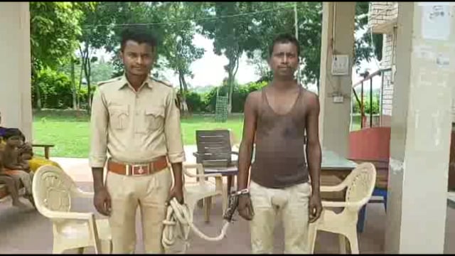 फलका पुलिस ने पकड़िया मुसहरी टोला से पांच लीटर देसी शराब के साथ एक शराब तस्कर को गिरफ्तार कर जेल भेज दिया है