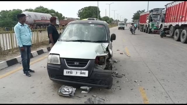 विश्वनाथगंज के पास दो कार आपस में टकराई कार के उड़े परखच्चे 2 लोग हुए घायल