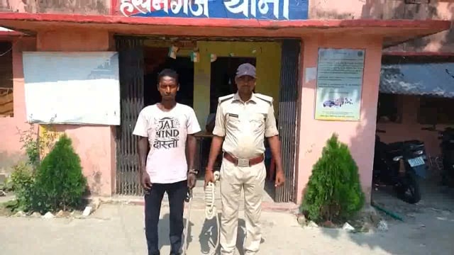 शराब पीकर मननपुर नहर चौक पर हो हंगामा करना एक युवक को पड़ा महंगा हसनगंज पुलिस ने पकड़ कर भेजा जेल