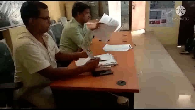 प्रखंड सभागार में प्रखंड आपूर्ति पदा0 ने बैठक कर डीलर को अपात्र राशन कार्ड धारी का कार्ड सलेंडर करने का दिया निर्देश