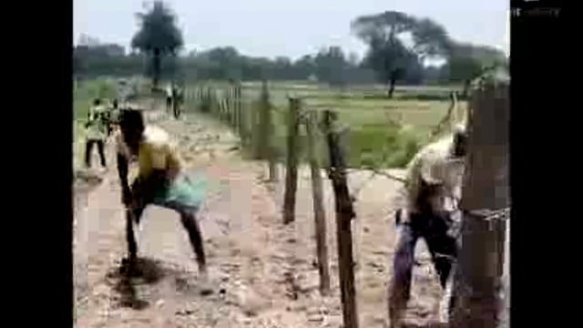 तरबगंज गोंडा 20 वर्ष बाद हुआ संपर्क मार्ग पर मिट्टी पिटाई का कार्य