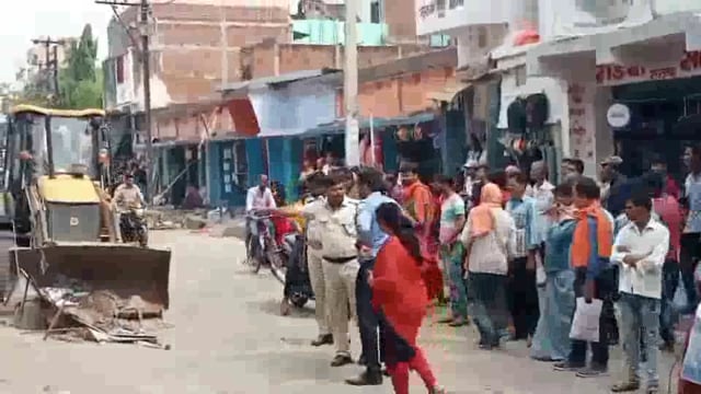 अमरपुर में शनिवार को भी अतिक्रमण पर चला प्रशासन का बुलडोजर